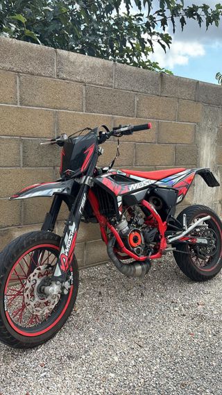 Moto, Beta Supermotard Negra y Roja