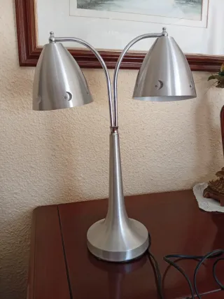 Lámpara de mesa plateada doble de mesita o mesa