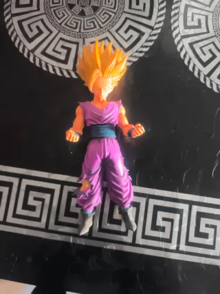 Muñeco Goku Morado y Amarillo