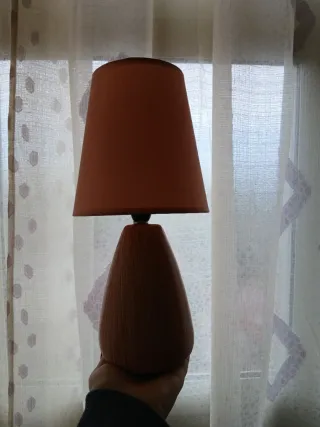 Lampada da tavolo in ceramica e tessuto