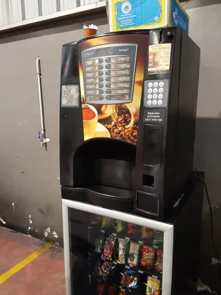 Máquina de café y snacks NECTA