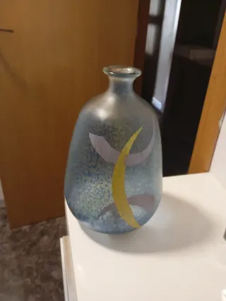 Jarrón de cristal azul con diseño