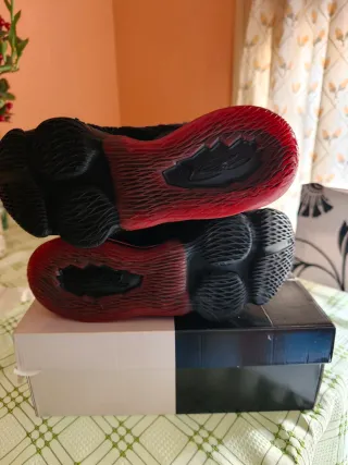 Zapatillas Nike LeBron Hombre Negras Rojas