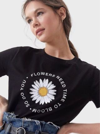 Camiseta negra Stradivarius con flor