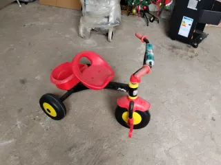 Triciclo infantil rojo y negro