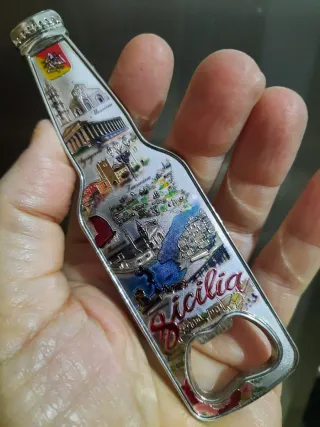 Apribottiglie Sicilia a forma di bottiglia