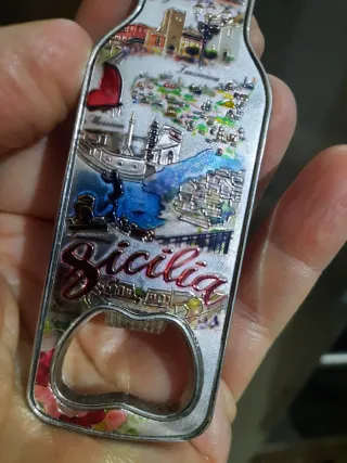 Apribottiglie Sicilia a forma di bottiglia