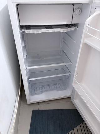Nevera pequeña blanca