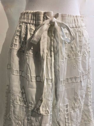 Falda blanca con lazada