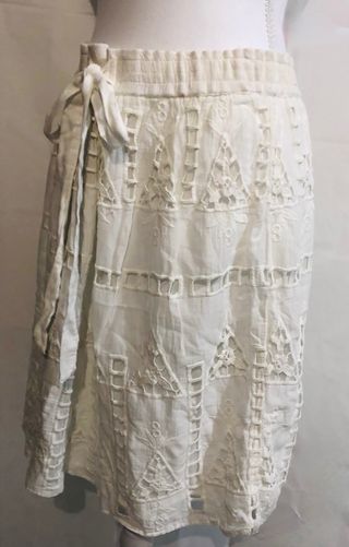 Falda blanca con lazada