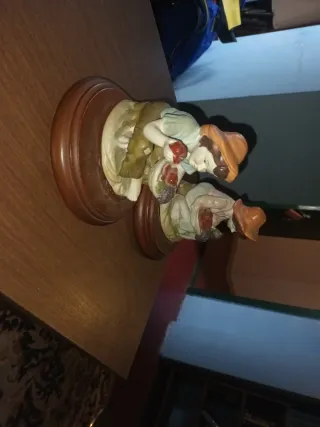 2 Figuras de porcelana con base de madera