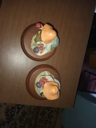 2 Figuras de porcelana con base de madera