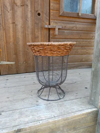 Porta macetas de metal y mimbre