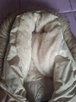 Abrigo acolchado con capucha y pelo talla 10 años