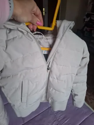 Abrigo acolchado con capucha y pelo talla 10 años