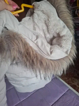 Abrigo acolchado con capucha y pelo talla 10 años