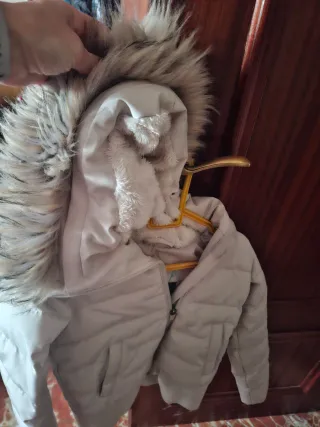 Abrigo acolchado con capucha y pelo talla 10 años