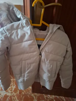 Abrigo acolchado con capucha y pelo talla 10 años