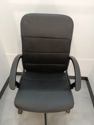 Silla de oficina negra