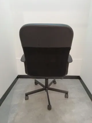 Silla de oficina negra