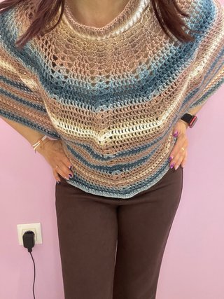 Poncho tejido a mano multicolor