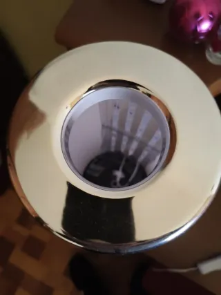 Lámpara de mesa dorada y blanca