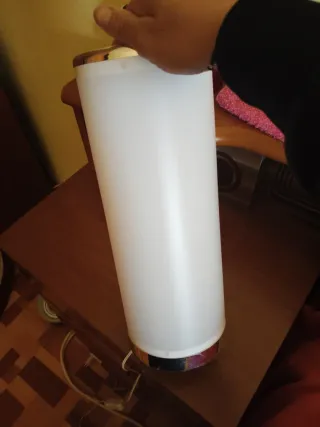 Lámpara de mesa dorada y blanca