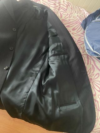 Traje de hombre negro con rayas azules