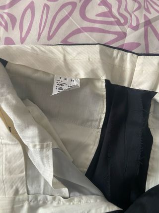 Traje de hombre negro con rayas azules