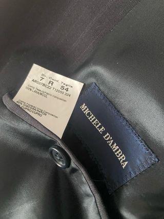 Traje de hombre negro con rayas azules