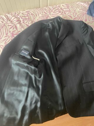 Traje de hombre negro con rayas azules