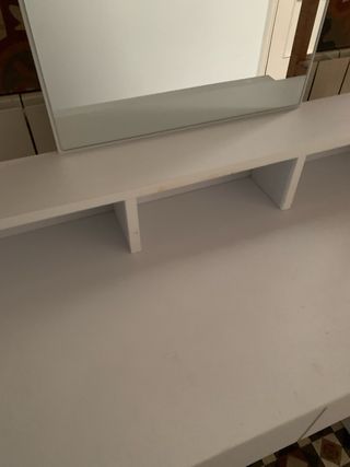 Mesa de maquillaje blanca con espejo