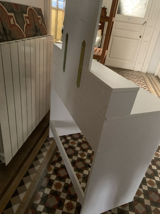 Mesa de maquillaje blanca con espejo