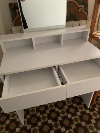 Mesa de maquillaje blanca con espejo