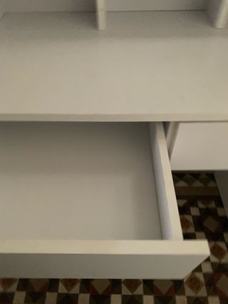 Mesa de maquillaje blanca con espejo