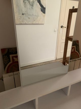 Mesa de maquillaje blanca con espejo