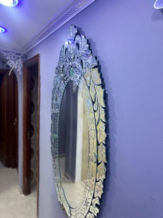 Espejo ovalado decorado