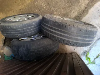 3 Llantas con Neumáticos Audi