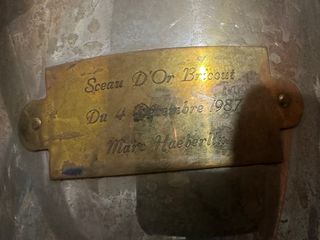 Copa de hielo decorada con gallo