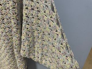 Poncho tejido a mano con mangas