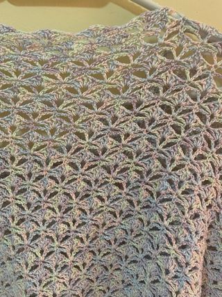 Poncho tejido a mano con mangas