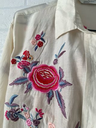 Camisa Zara bordada floral Talla S