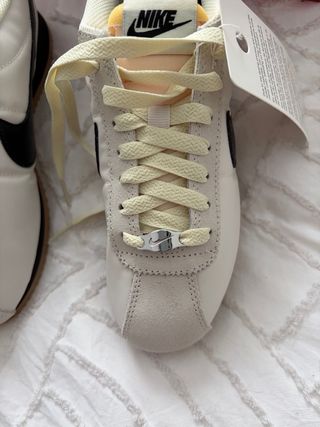 Zapatillas Nike Cortez beige y negro