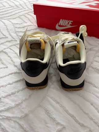 Zapatillas Nike Cortez beige y negro