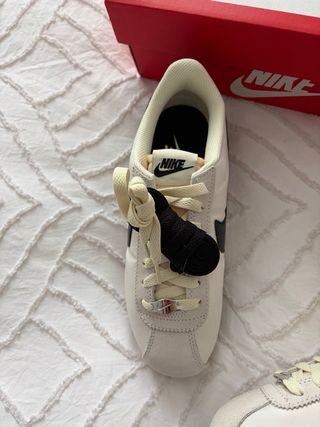 Zapatillas Nike Cortez beige y negro