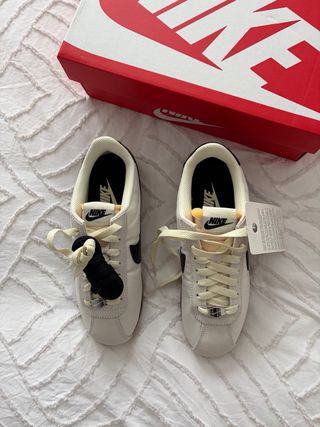 Zapatillas Nike Cortez beige y negro