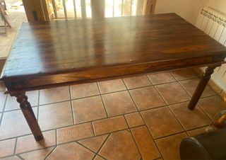 Mesa de comedor de madera oscura