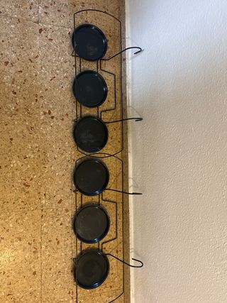 Colgadores de macetas de metal.