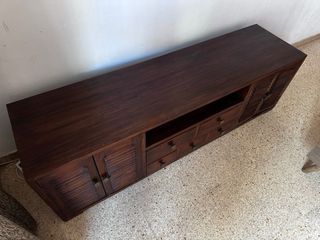 Mueble TV de madera oscuro