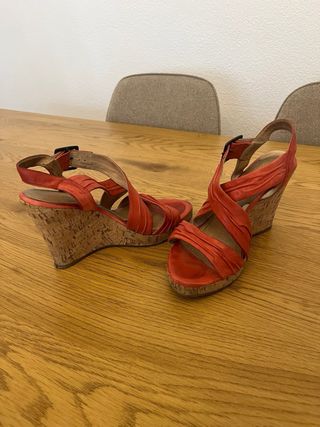 Sandalias cuña tiras coral